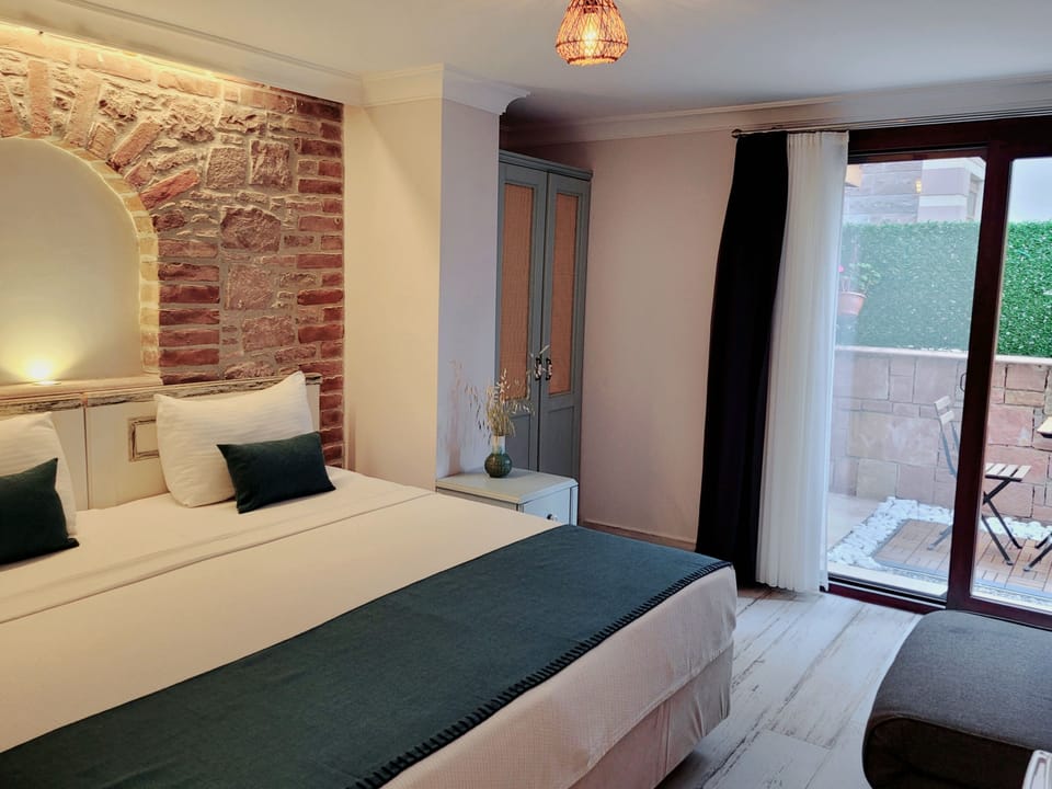 Standard Double or Twin Room, Garden View | Minibar, iron/ironing board, free WiFi