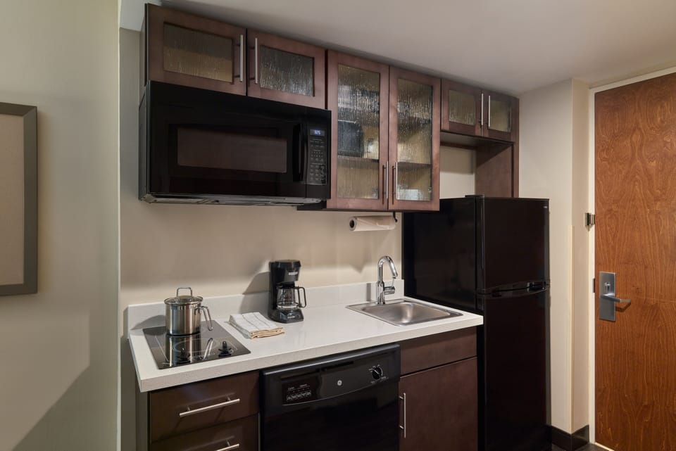 Full-size fridge, microwave, stovetop, dishwasher