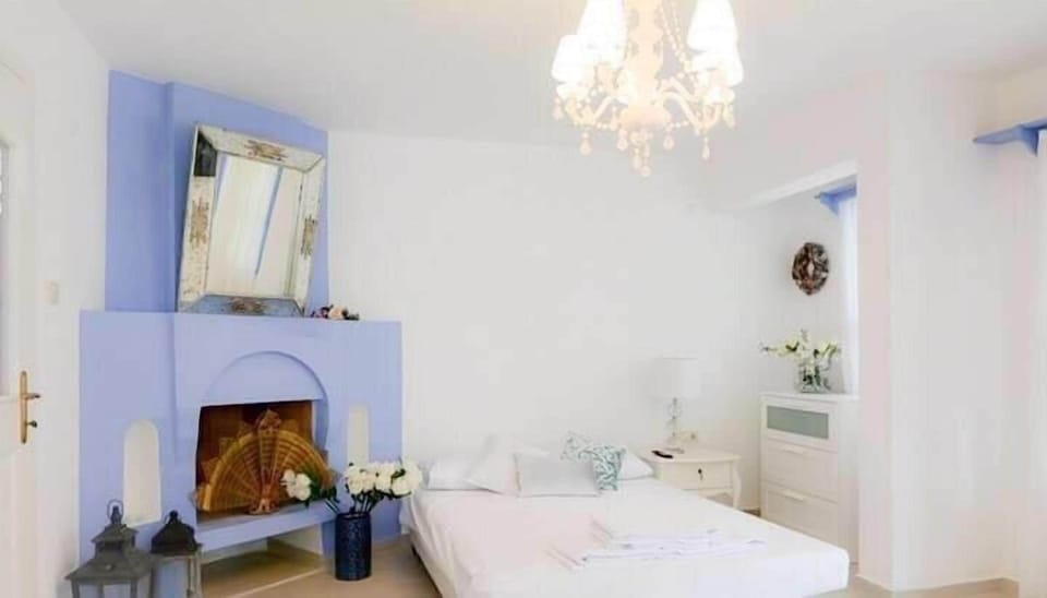 Deluxe Room | Minibar, desk, iron/ironing board, free WiFi