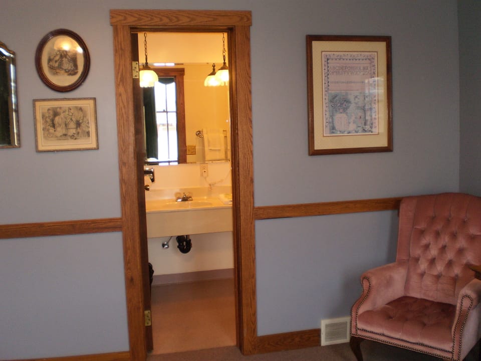Classic Double Room | Bathroom | Free toiletries, hair dryer, towels