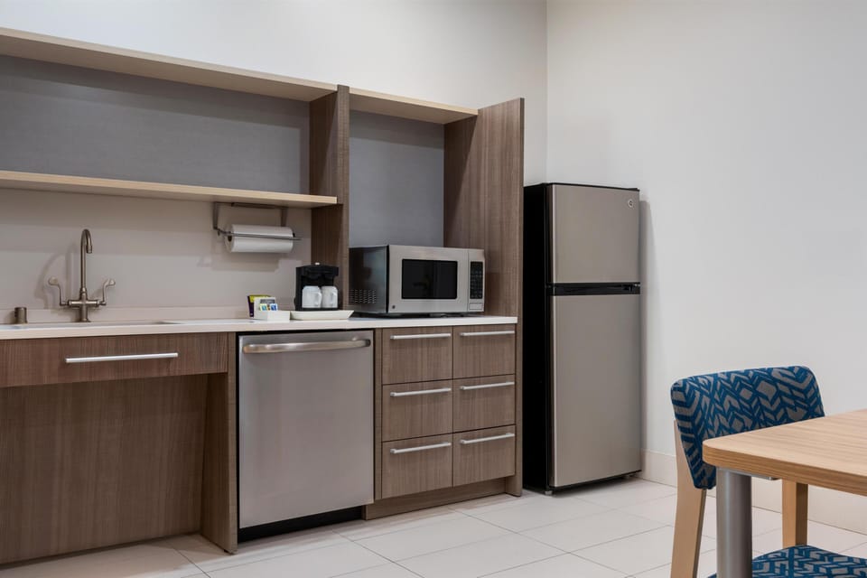 Full-size fridge, microwave, dishwasher, coffee/tea maker