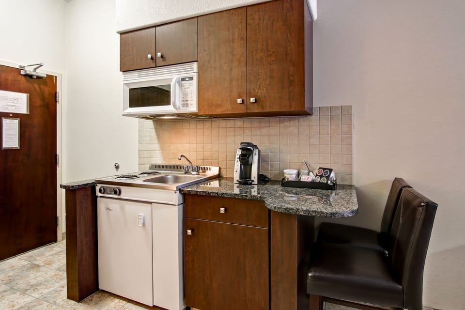 Room, 2 Queen Beds, Non Smoking, Kitchen | Private kitchen | Coffee/tea maker, mini-fridge, microwave