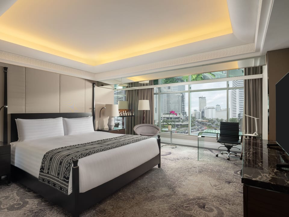 Deluxe Room (Deluxe King Bundaran HI View) | Premium bedding, pillowtop beds, free minibar, in-room safe