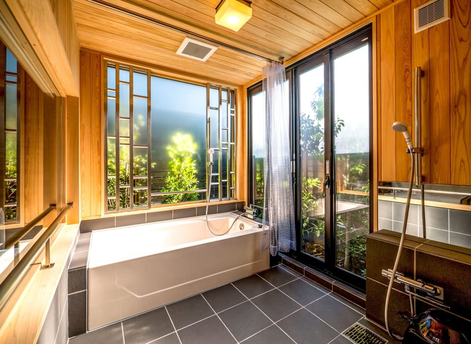 Combined shower/tub, free toiletries, hair dryer, bidet