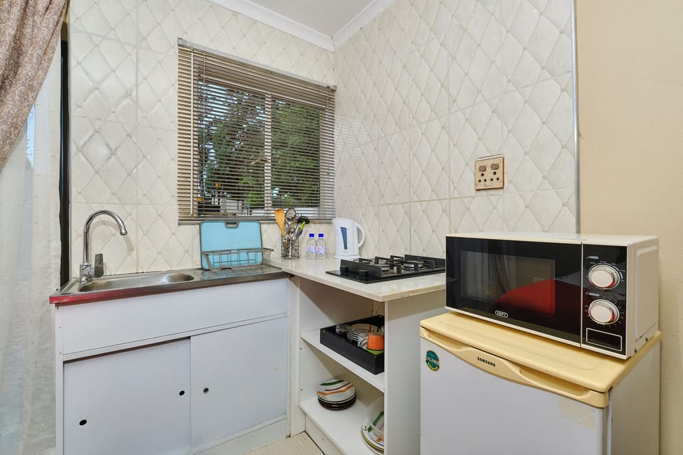 Standard Twin Room (Harmony Room) | Private kitchen | Fridge, microwave, coffee/tea maker, electric kettle