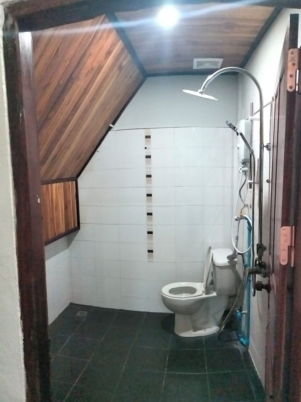 Standard Twin Room | Bathroom | Shower, rainfall showerhead, free toiletries, hair dryer