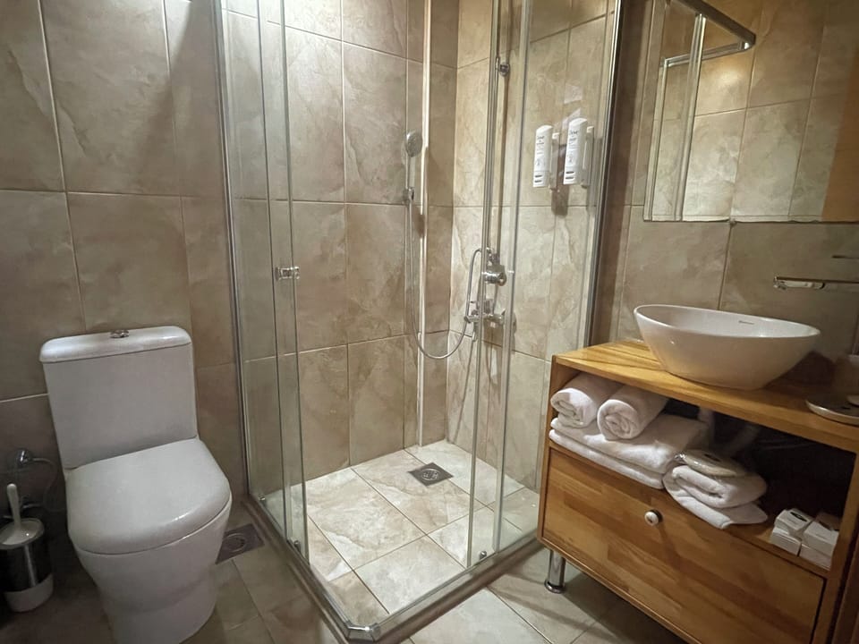 Cati Deluxe Kuvetli Oda | Bathroom | Shower, free toiletries, hair dryer, slippers