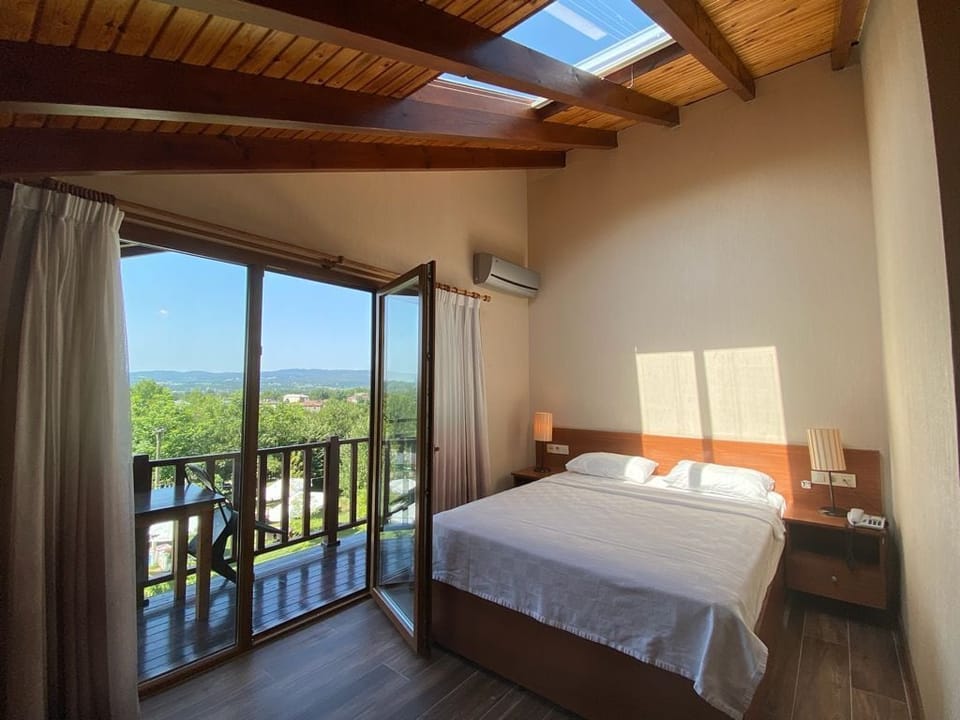 Penthouse | Premium bedding, minibar, desk, laptop workspace