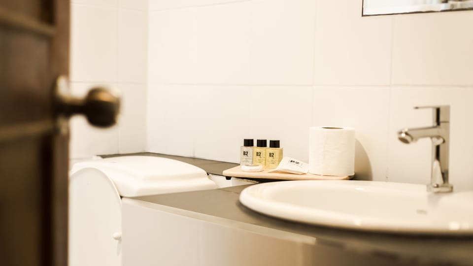 Standard Room | Bathroom | Shower, rainfall showerhead, towels, soap