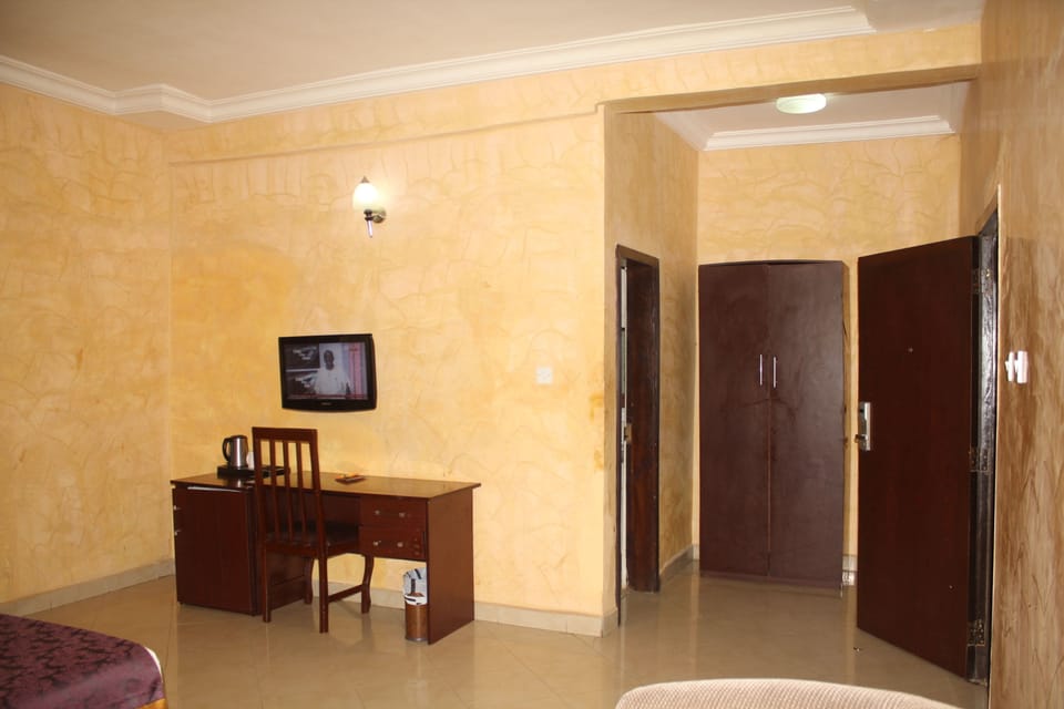 Suite | In-room safe, desk, free WiFi