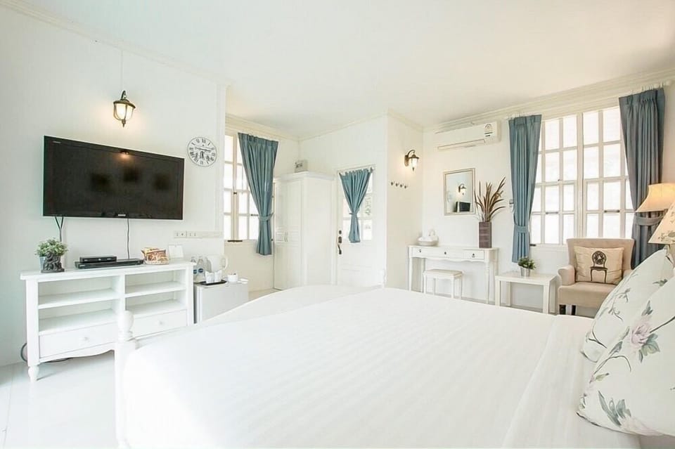 Pool Villa | Desk, WiFi (free), bed sheets