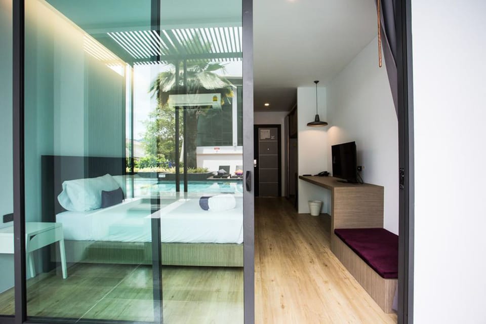 Deluxe Room with Pool Access | Minibar, in-room safe, blackout drapes, WiFi (free)