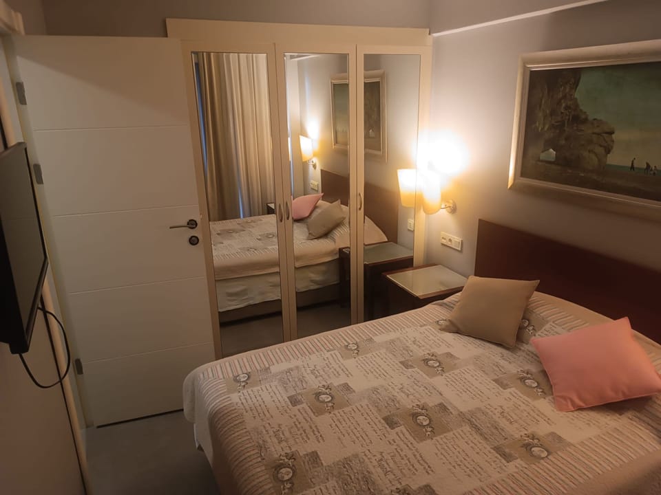 Family Room | In-room safe, soundproofing, free WiFi, bed sheets