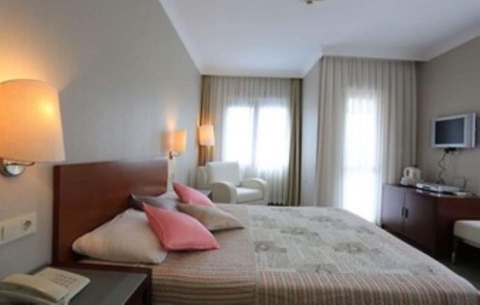 In-room safe, soundproofing, free WiFi, bed sheets