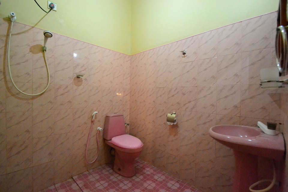 Economy Double Room, 1 Double Bed, Accessible, Non Smoking | Bathroom | Shower, towels
