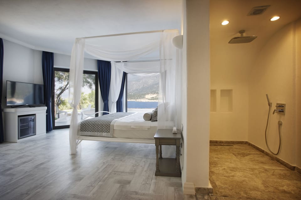 Suite, Jetted Tub, Sea View | Premium bedding, minibar, in-room safe, desk