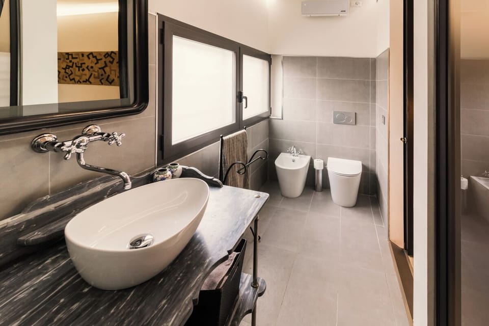 Deluxe Quadruple Room | Bathroom | Free toiletries, hair dryer, slippers, towels