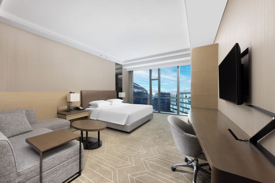 Room, 1 King Bed | Premium bedding, minibar, in-room safe, desk