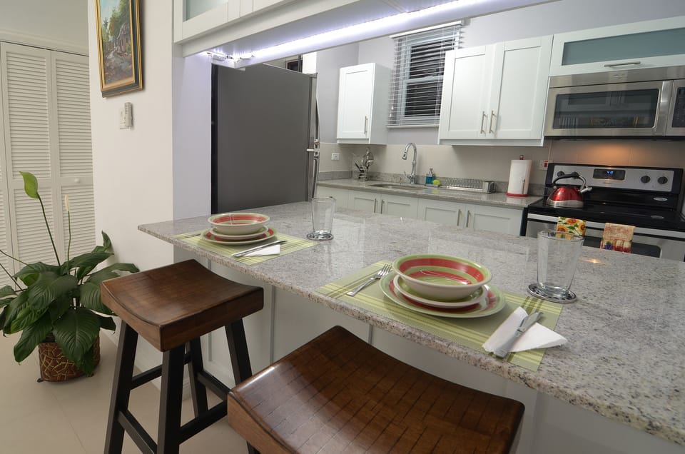 Superior Apartment, 1 Bedroom, Ensuite | In-room dining