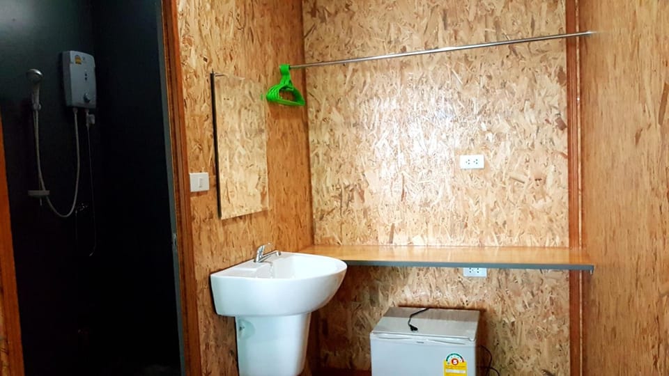 Shower, free toiletries, towels