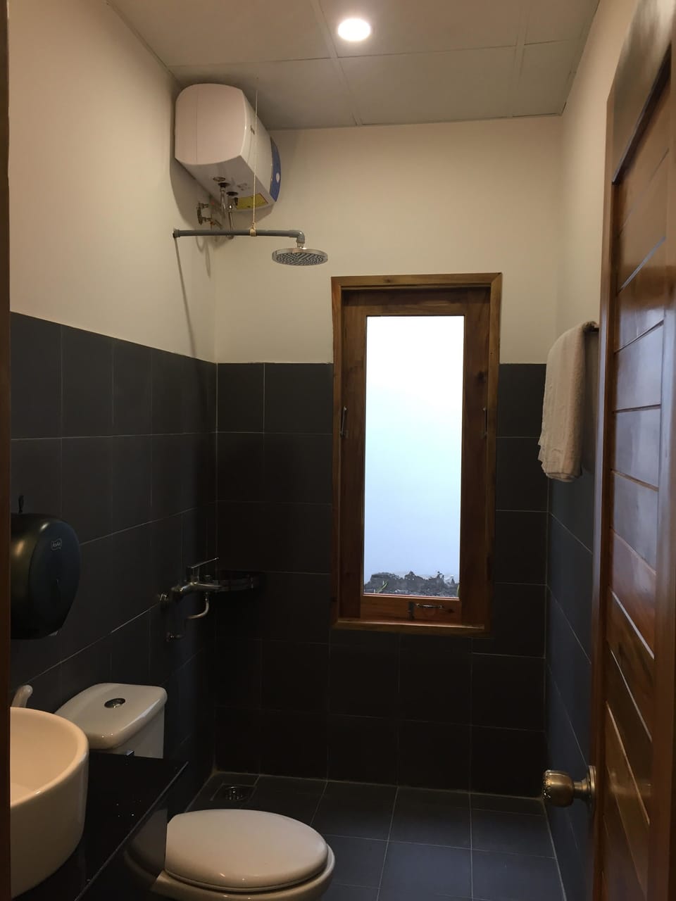 Family Room | Bathroom | Shower, hydromassage showerhead, free toiletries, hair dryer