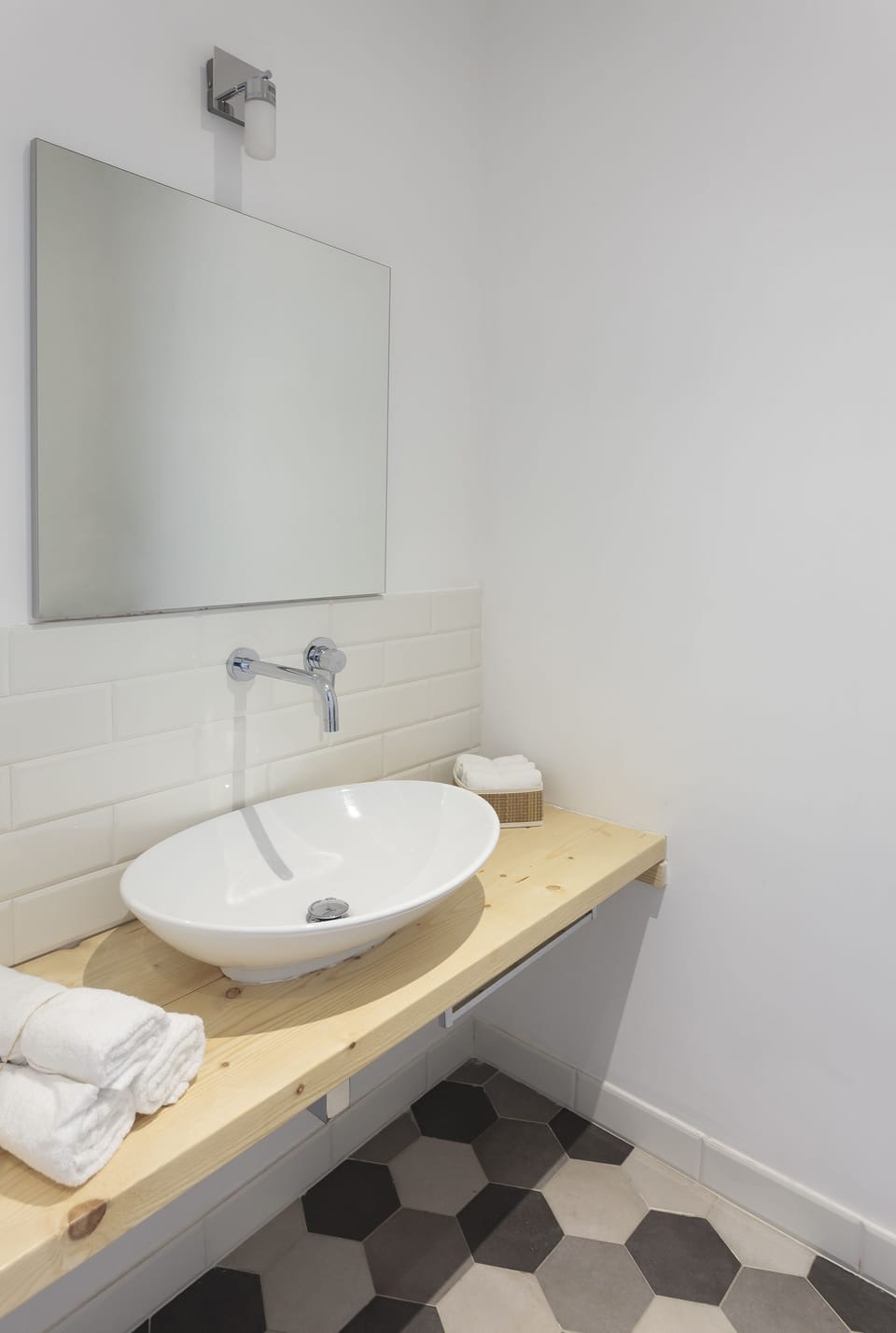 Double Room | Bathroom | Shower, rainfall showerhead, free toiletries, hair dryer