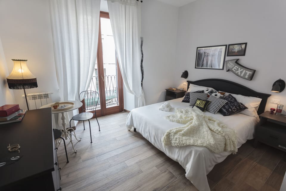 Double Room | In-room safe, desk, soundproofing, iron/ironing board