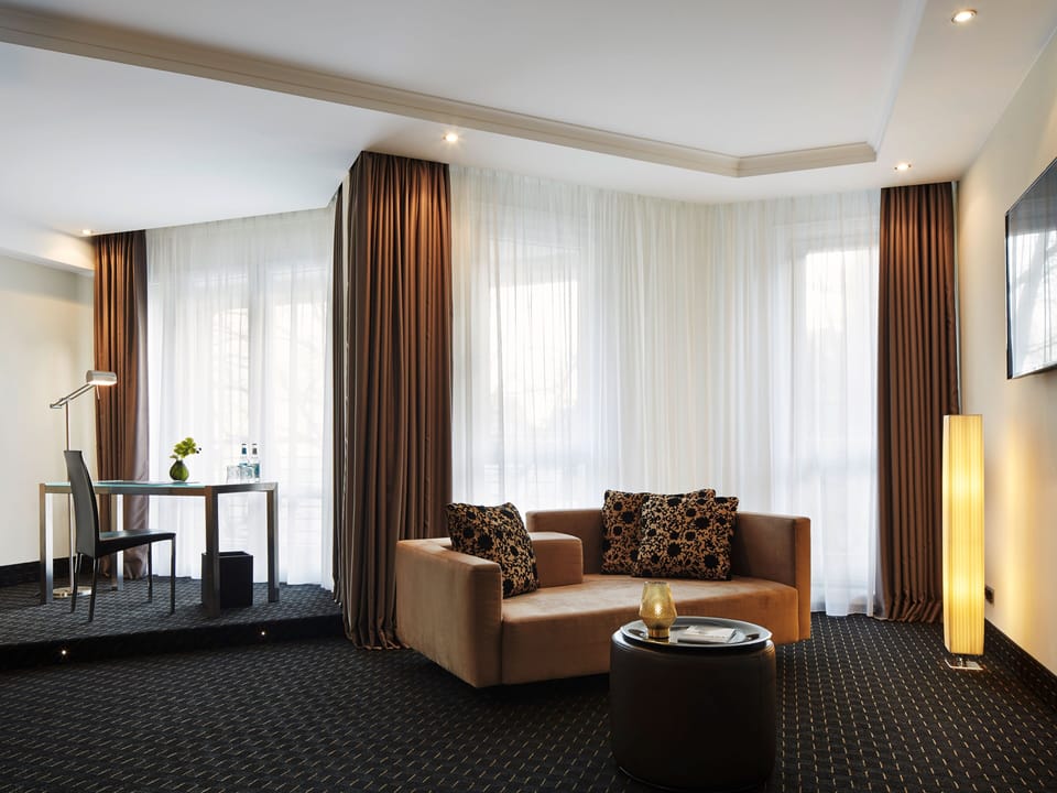 XL Classic | Premium bedding, down comforters, pillowtop beds, minibar