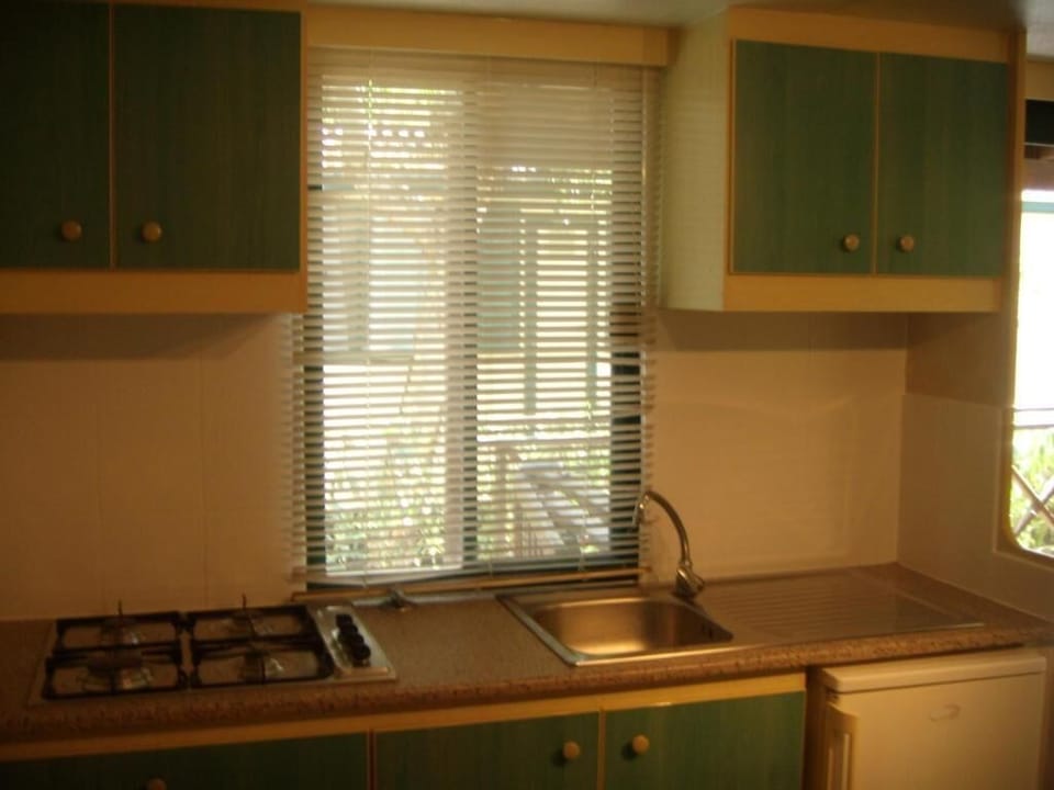 Coffee/tea maker, full-size fridge, stovetop, electric kettle