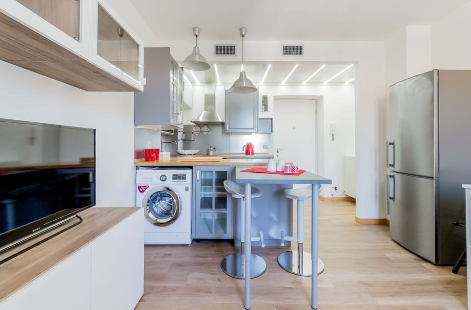 Full-size fridge, microwave, stovetop, dishwasher