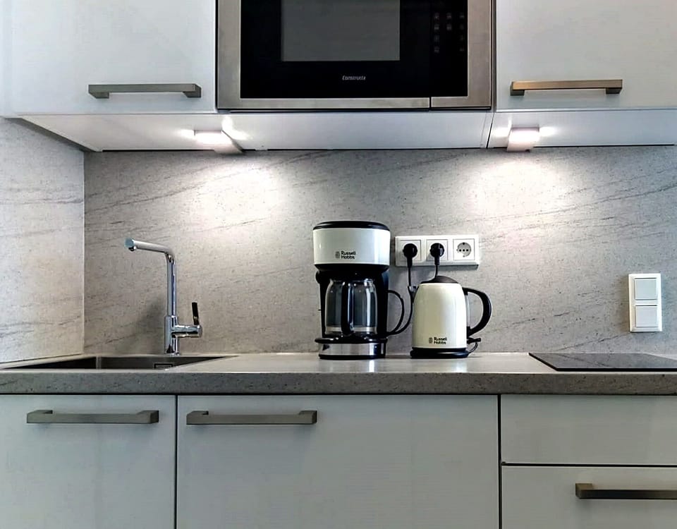 Design Studio, Balcony | Private kitchen | Fridge, microwave, stovetop, coffee/tea maker