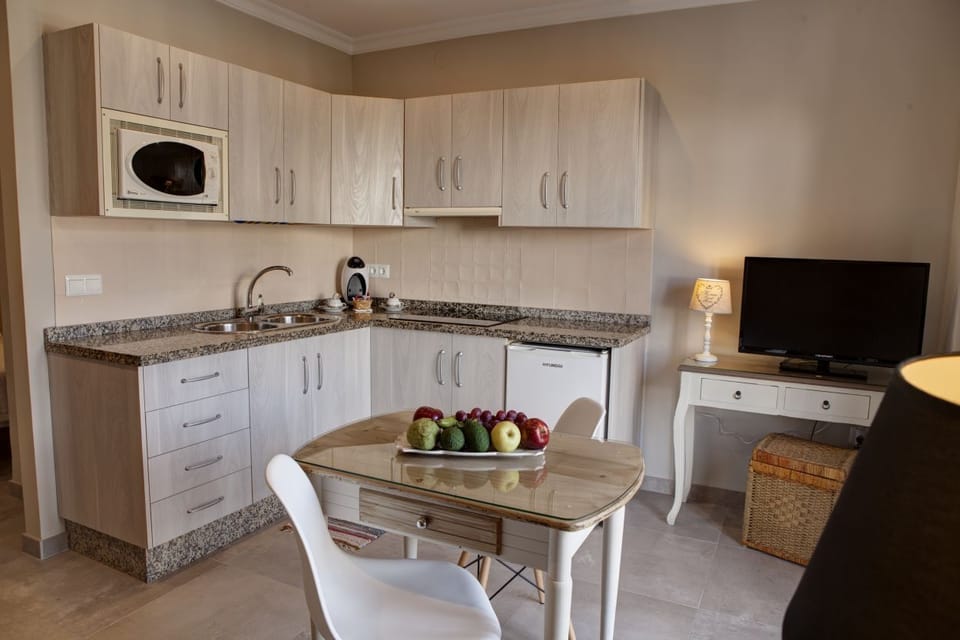 Studio Suite, Kitchen | Private kitchen | Shared fridge, microwave