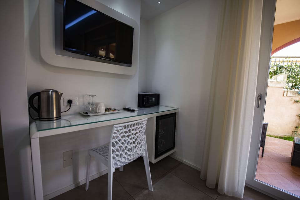 Superior Double Room, 1 King Bed, Terrace | Television
