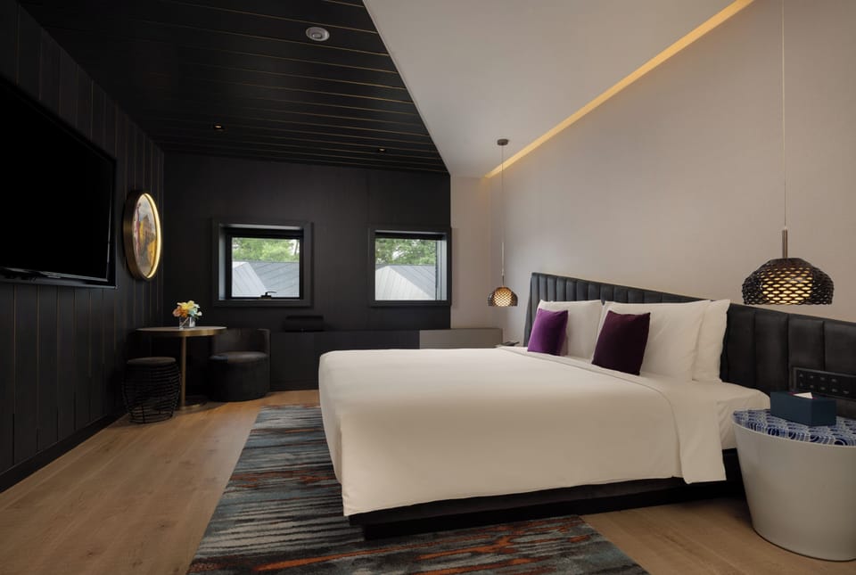 Standard Room | Minibar, in-room safe, desk, blackout drapes