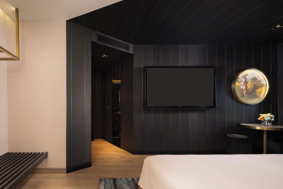 Standard Room | Minibar, in-room safe, desk, blackout drapes