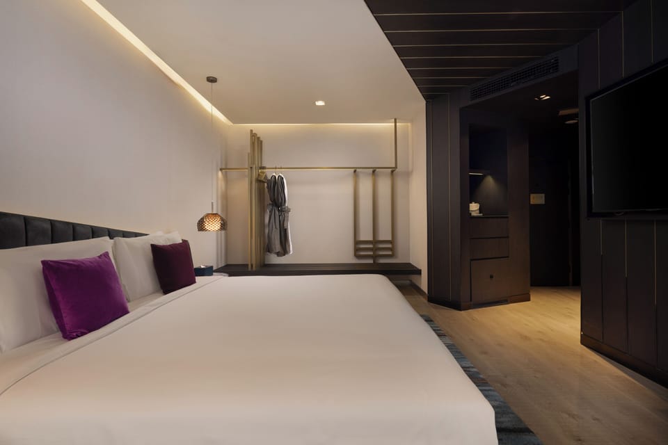 Standard Room | Minibar, in-room safe, desk, blackout drapes