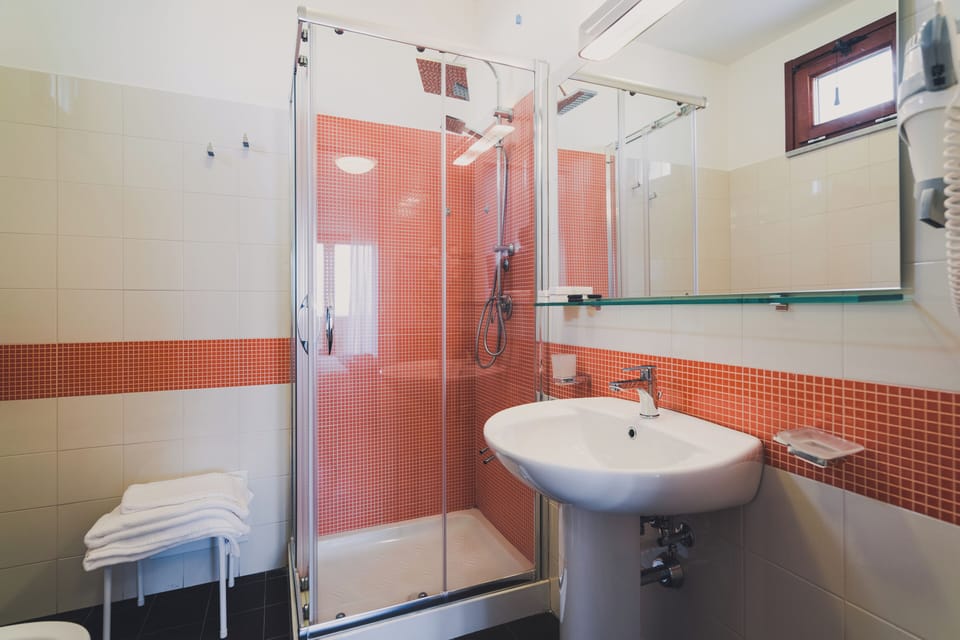 Superior Double Room, Sea View | Bathroom | Shower, free toiletries, hair dryer, slippers