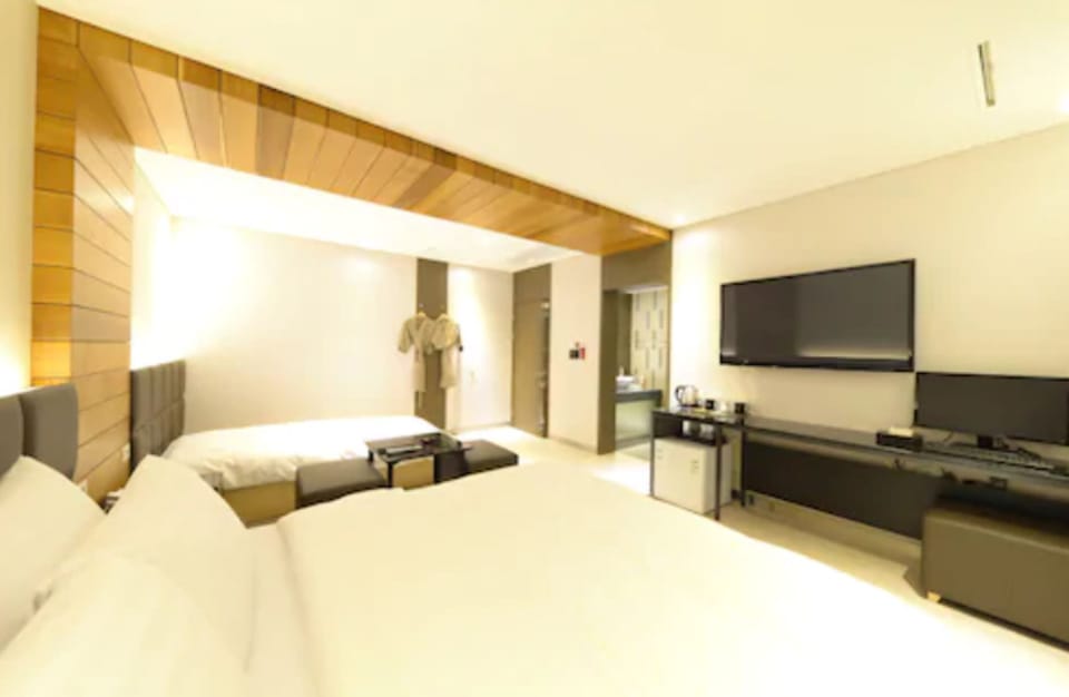 Premium Twin Room (mixed gender of adults not allowed) | Individually decorated, individually furnished, free WiFi