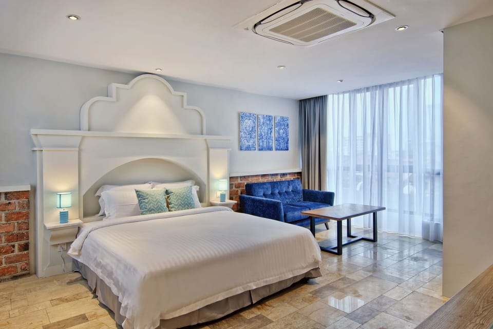 Premier Room, 1 King Bed | Minibar, in-room safe, desk, laptop workspace