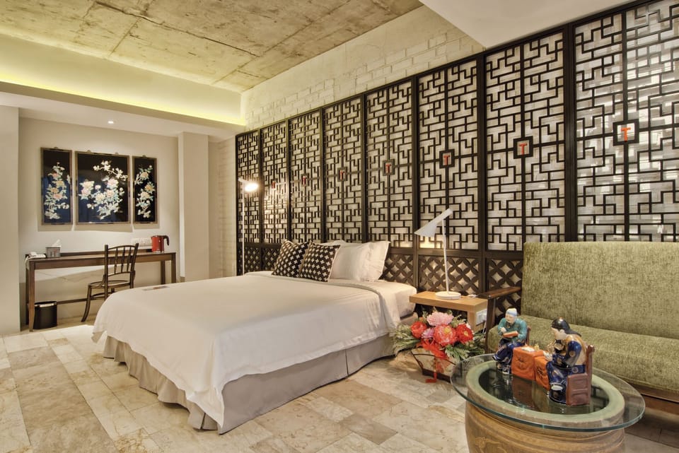 Premier Room, 1 King Bed | Minibar, in-room safe, desk, laptop workspace