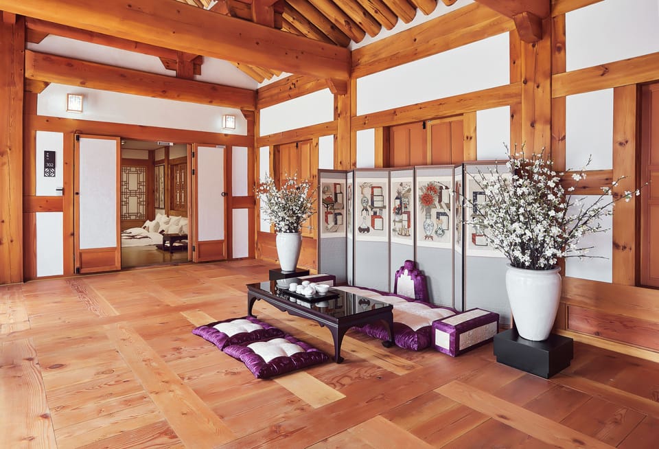 Deluxe Suite (Hanok View) | Lobby sitting area
