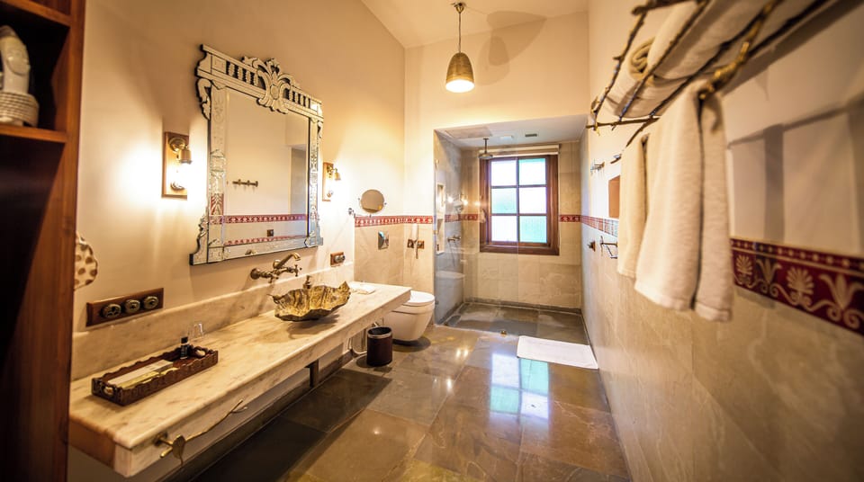 Shower, rainfall showerhead, free toiletries, hair dryer