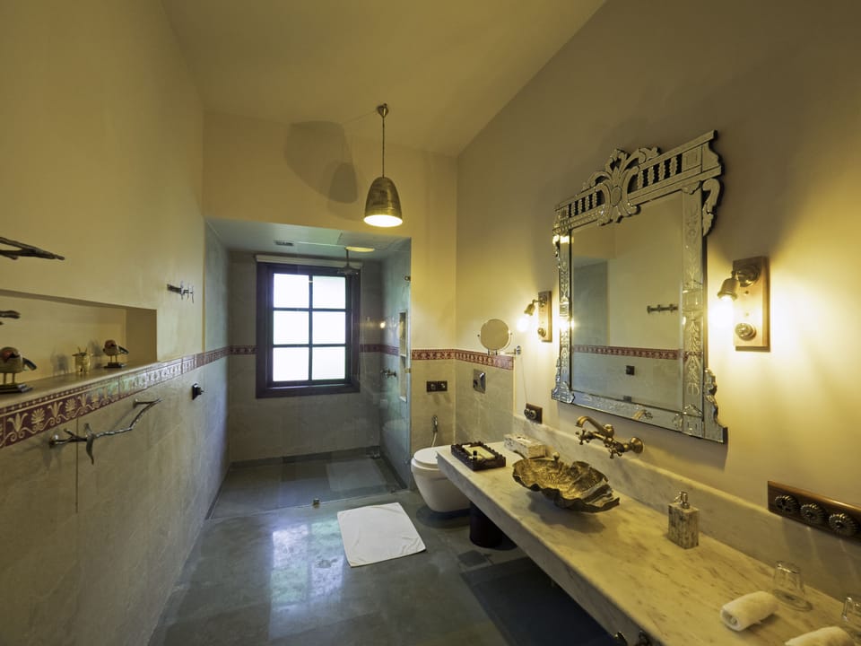 Junior Suite, 1 King Bed | Bathroom | Shower, rainfall showerhead, free toiletries, hair dryer
