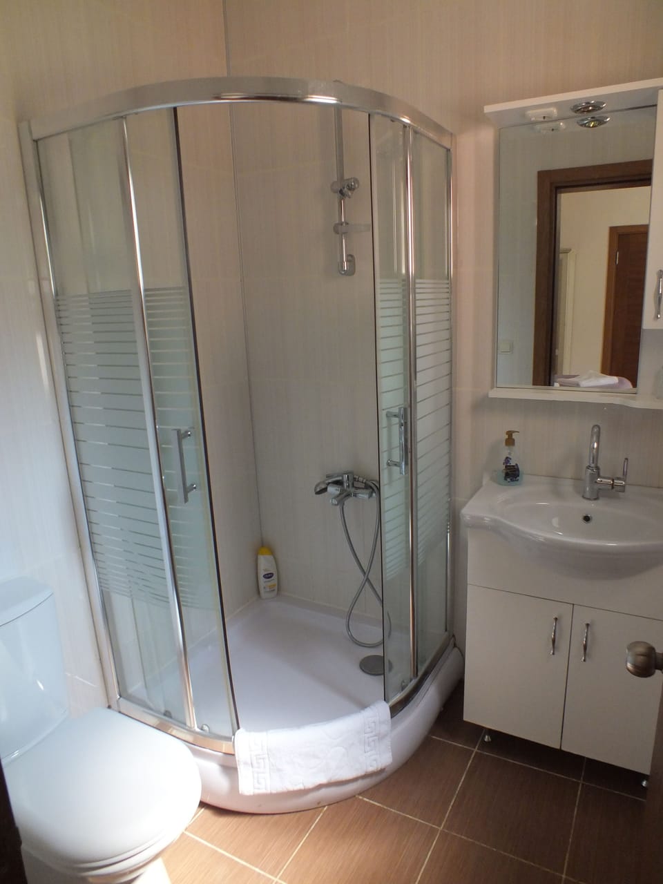 Superior Double Room | Bathroom | Shower, free toiletries, hair dryer, slippers