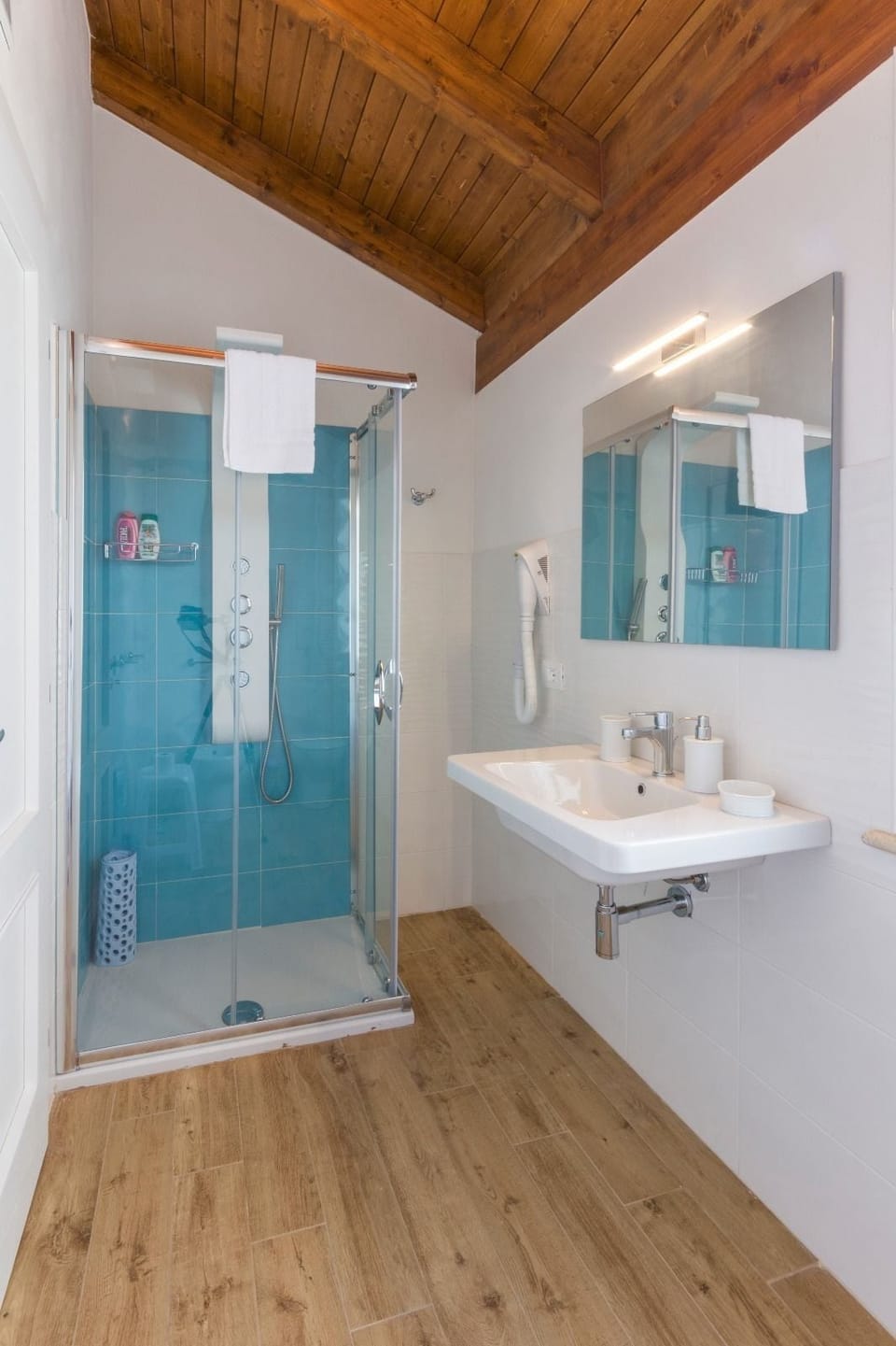 Superior Room, Balcony, Lagoon View | Bathroom | Shower, free toiletries, hair dryer, bathrobes