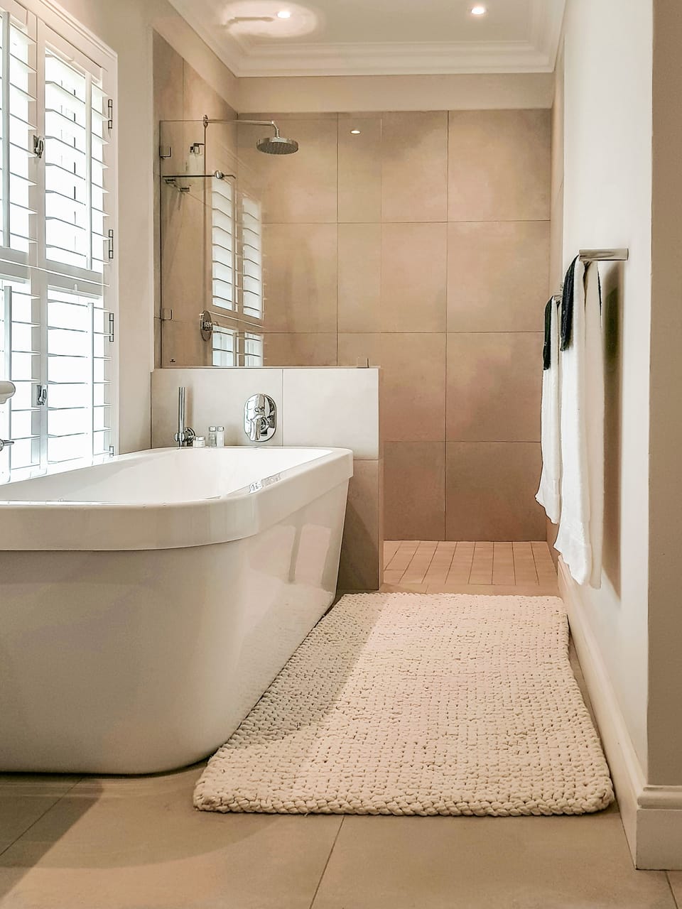 Deluxe Room  | Bathroom | Free toiletries, hair dryer, towels