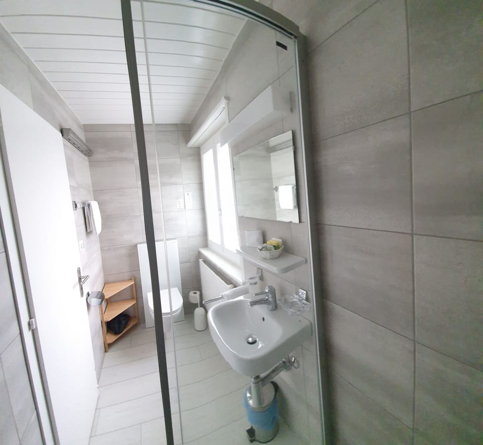 Single Room (South or West) | Bathroom | Free toiletries, hair dryer, slippers, towels