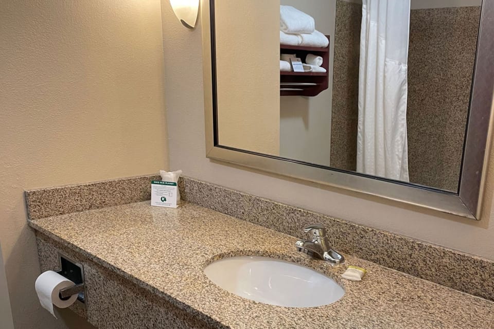 Combined shower/tub, hair dryer, towels
