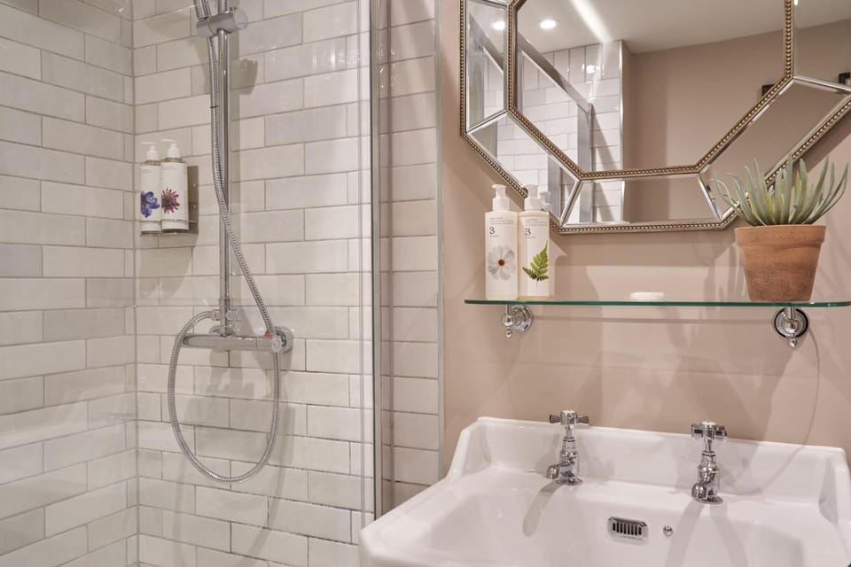 Shower, towels