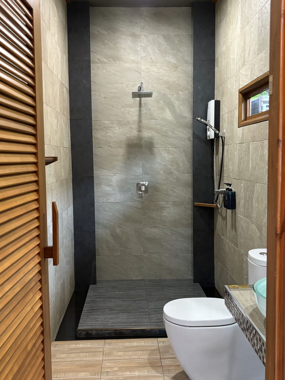 Grand Deluxe Bungalow | Bathroom | Shower, hair dryer, towels, soap
